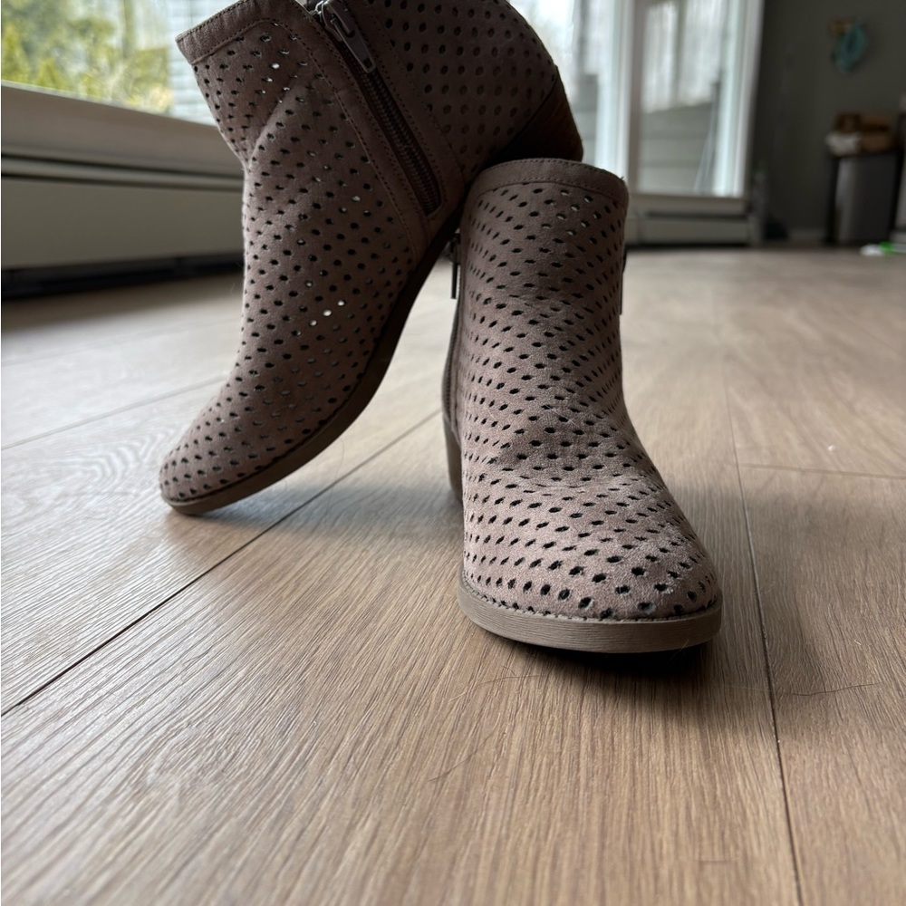 Women's Perforated Ankle Boots - Brown